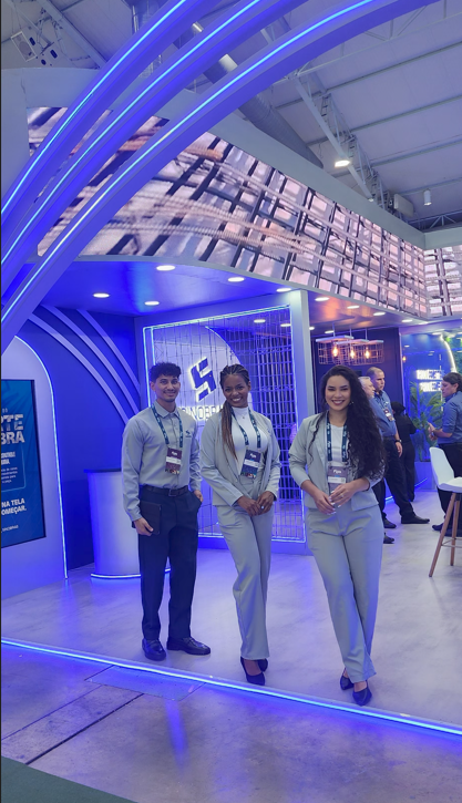 Equipe em estande corporativo
