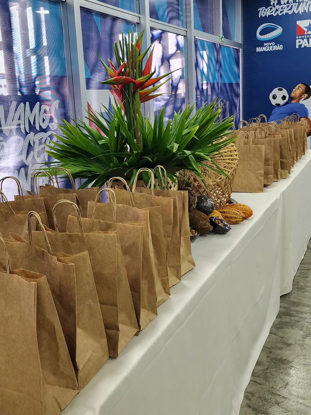 Mesa organizada com kits e brindes para evento