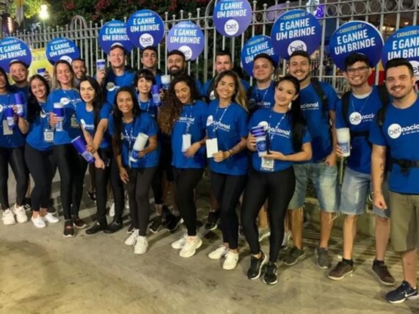 Grande equipe de promotores em ativação noturna
